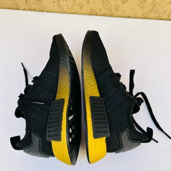 NWOT Adidas Originals NMD R1 Black Carbon Gold big boys teens sneakers size 6