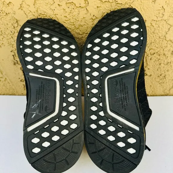 NWOT Adidas Originals NMD R1 Black Carbon Gold big boys teens sneakers size 6